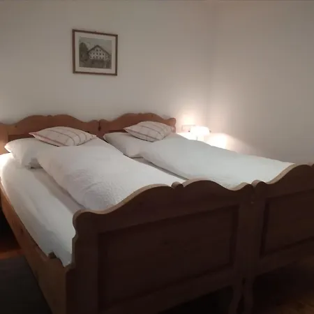 Rum i privatbostad Geraeumiges Dreibettzimmer Mit Terrasse