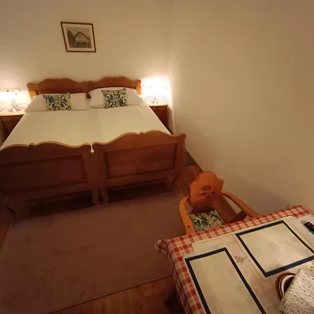 Geraeumiges Dreibettzimmer Mit Terrasse *